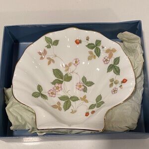 Wedgwood Floral Shell-Shaped Dish with Gold Trim wild strawberry pattern